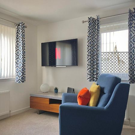 Bright 2-Bedroom Apartment With Parking In Монтроз Экстерьер фото
