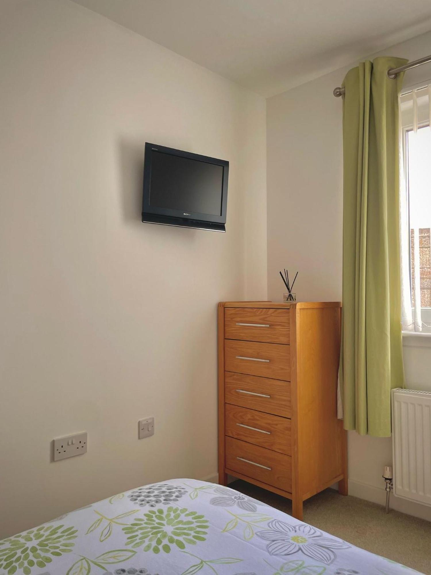 Bright 2-Bedroom Apartment With Parking In Монтроз Экстерьер фото