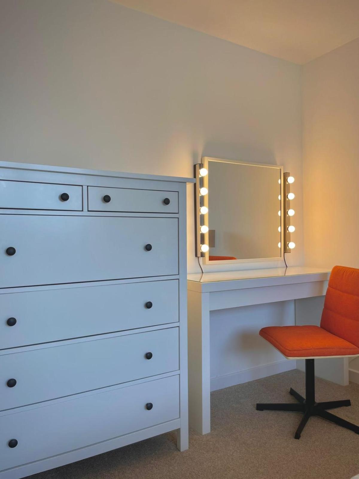 Bright 2-Bedroom Apartment With Parking In Монтроз Экстерьер фото